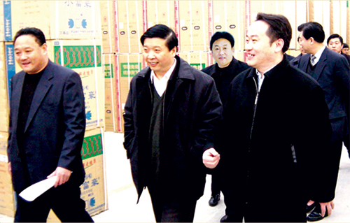 2004年2月，山东省委副书记、济南市委书记姜大明莅临集团视察工作