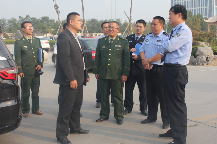 2015年10月13日，开发区公安局局长马振虎一行莅临园区检查消防安全工作